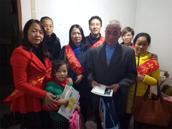 愛(ài)心永駐，志愿先行--福建寧化縣東風(fēng)小學(xué)志愿者日關(guān)愛(ài)兒童活動(dòng)