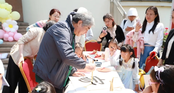 山東省青島市舉辦首屆“家庭教育嘉年華”活動(dòng)