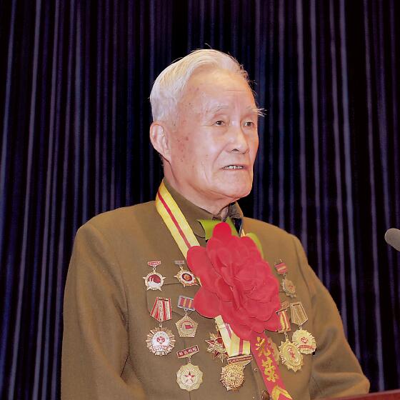 要讓紅旗飄萬(wàn)代 重在關(guān)心下一代