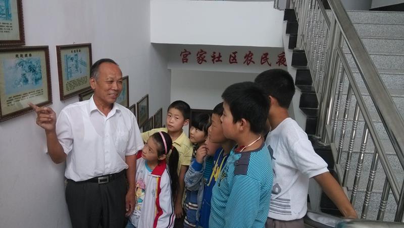 夕陽(yáng)暖童心 托起社區(qū)新天地——記東營(yíng)市墾利區(qū)郝家鎮(zhèn)五老志愿者張建林