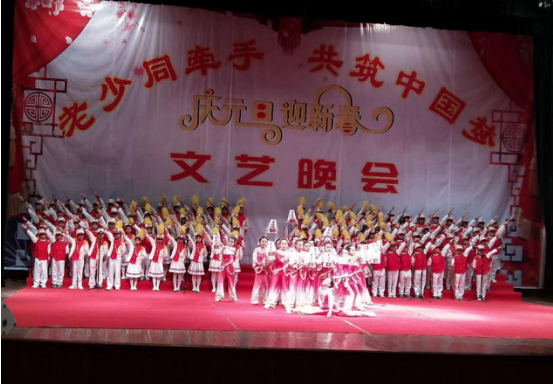 那坡縣舉行“老少同牽手共筑中國夢”迎新文藝晚會
