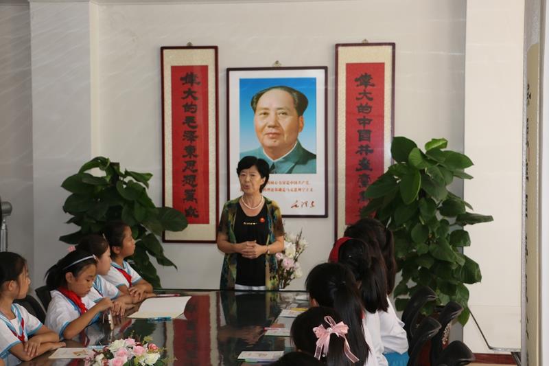 王桂芳為青少年進行革命傳統教育.JPG