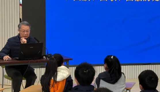 春光暖人心 “五老”護(hù)成長——上海市虹口區(qū)“虹彩綻放” “五老”宣講團(tuán)開展系列宣講活動