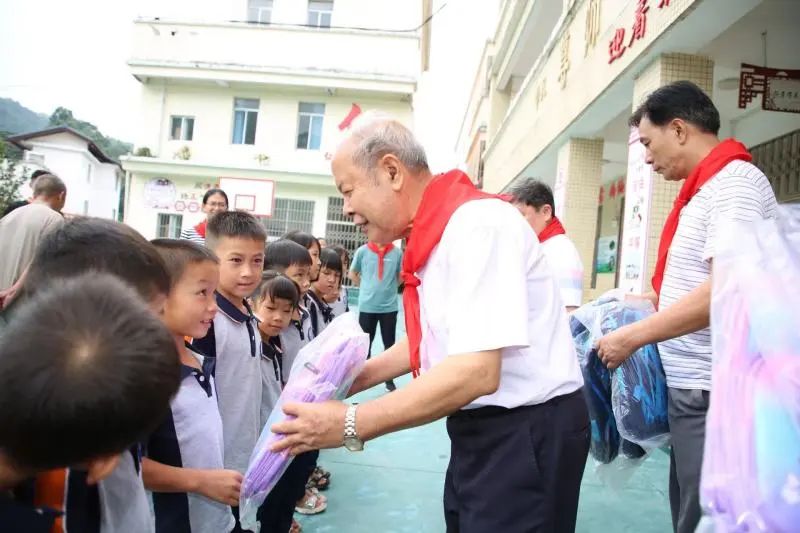 廣西壯族自治區關工委“老少牽手、情暖童心”關愛活動走進偏遠山區學校