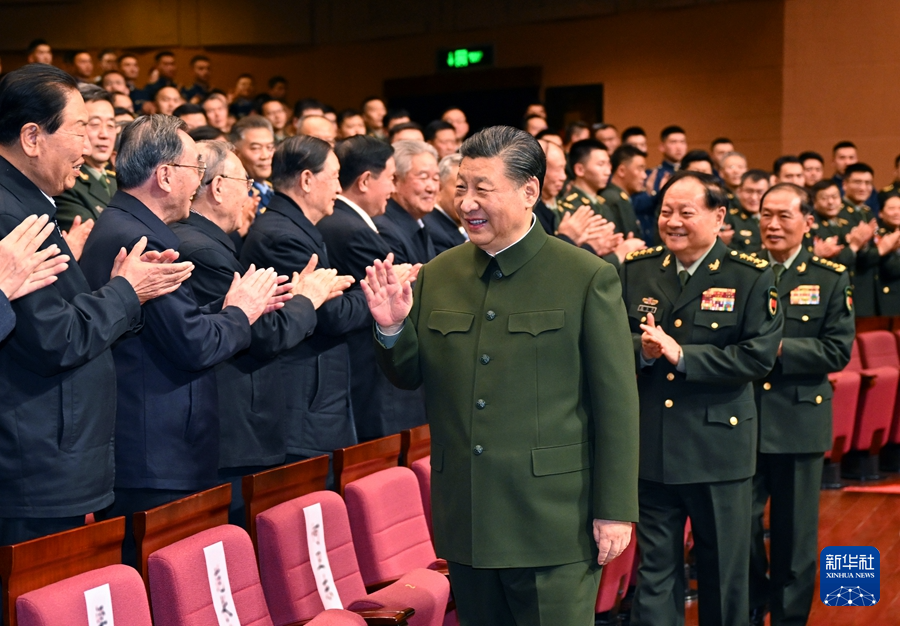 中央軍委舉行慰問駐京部隊老干部迎新春文藝演出 習近平向全軍老同志祝賀新春
